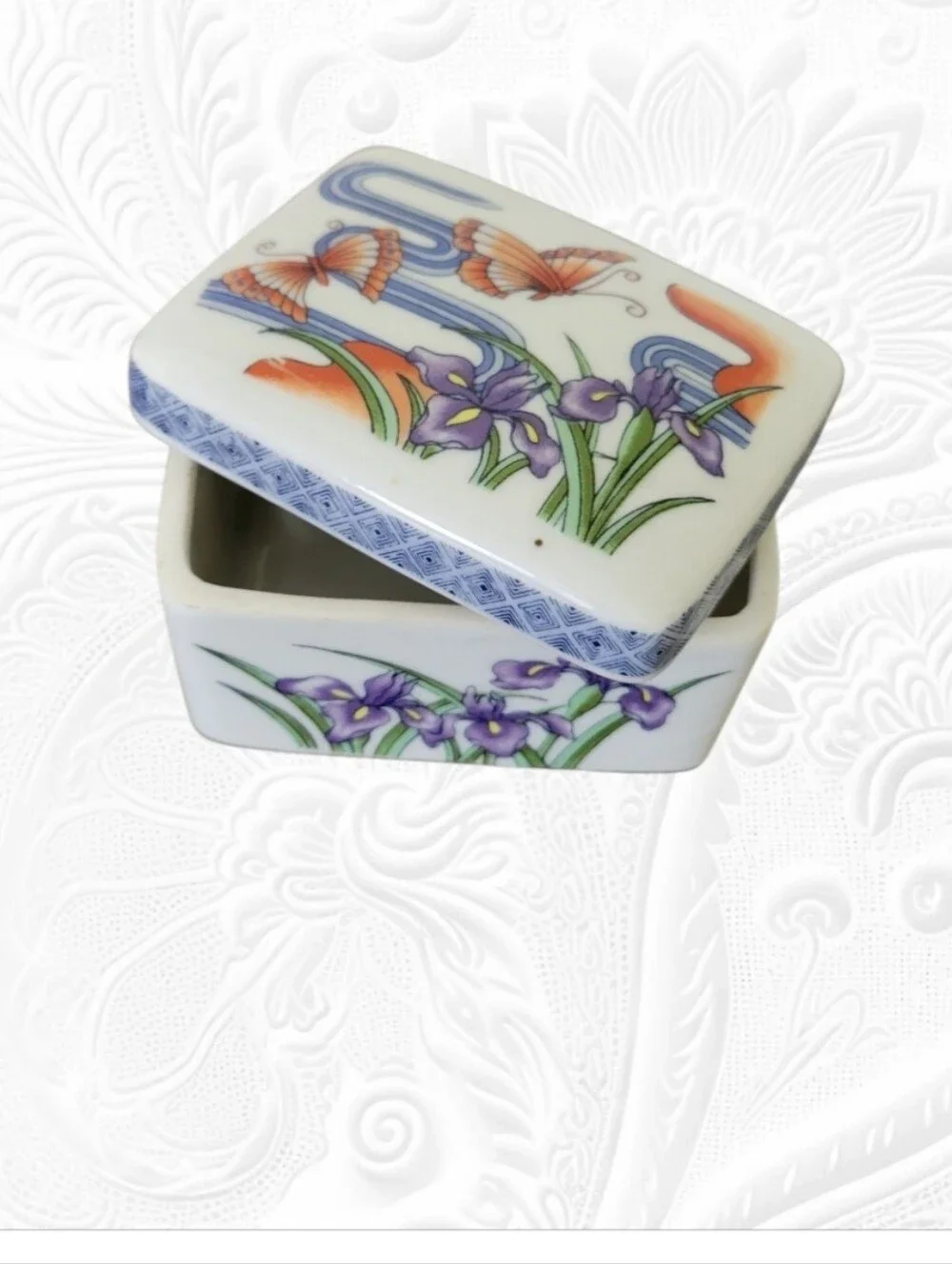 Vintage Hand-Painted Porcelain Trinket Box with Floral & Butterfly Motif - Picture 2 of 4
